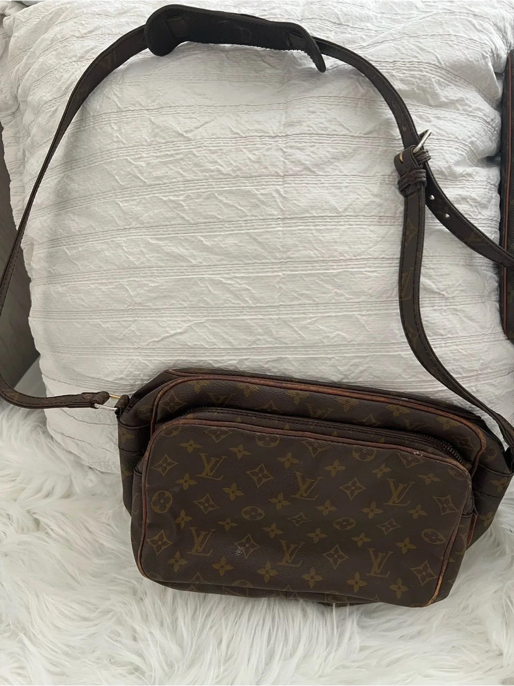 READ DESCRIPTION (2) Louis Vuitton Monogram Messenger Bags
